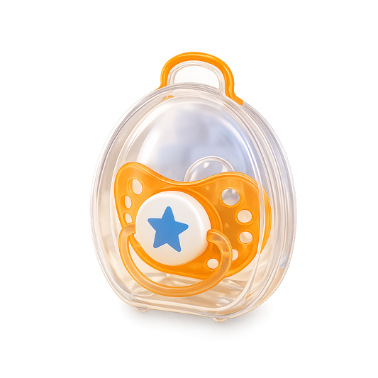 Chupeta de bebé cor de laranja com botão branco e uma estrela azul inserida dentro do seu estojo de viagem transparente, isolada num fundo branco.
