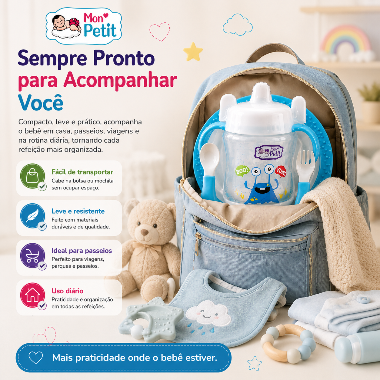 Conjunto de refeição azul para bebé arrumado no interior de uma mochila de maternidade aberta, ideal para ilustrar a facilidade de transporte em viagens e passeios.