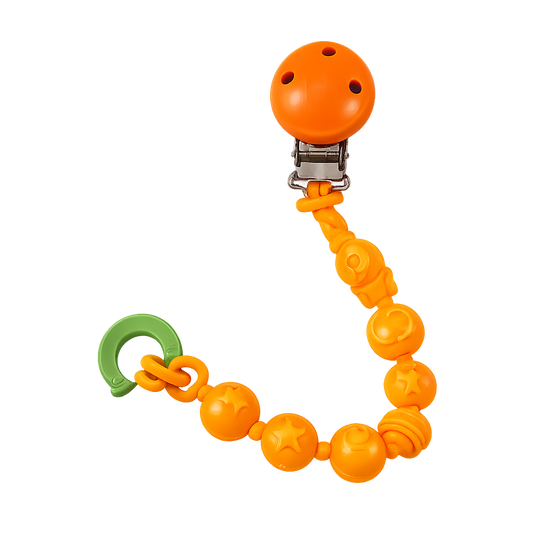 Prendedor de chupeta articulado em cor de laranja com elos esféricos texturizados, mola metálica de pressão superior e gancho verde-alface inferior, isolado em fundo branco.
