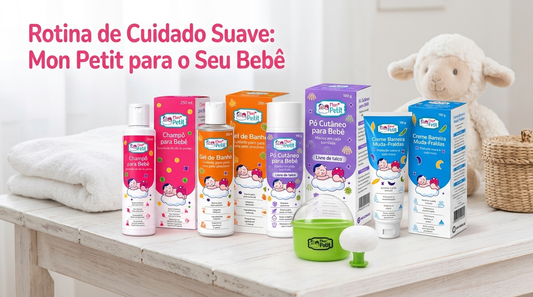 Produtos de higiene Mon Petit sobre uma mesa com toalhas, incluindo champô, gel de banho, pó de talco e creme barreira protetor para uma rotina de cuidado suave contra assaduras no bebé