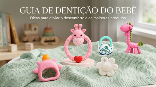 Vários mordedores para bebé em formato de girafa e unicórnio dispostos sobre uma manta, servindo como um guia prático de como aliviar a dentição com segurança.