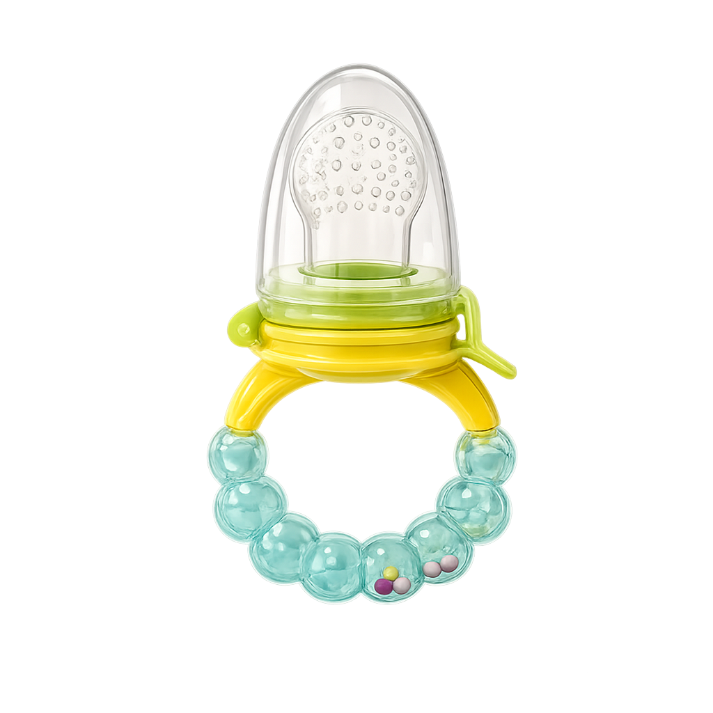 Alimentador de frutas para bebé com bico de silicone perfurado transparente, tampa protetora, anel de fecho amarelo e pega texturada verde-água com pequenas esferas coloridas no interior, isolado sobre fundo branco.