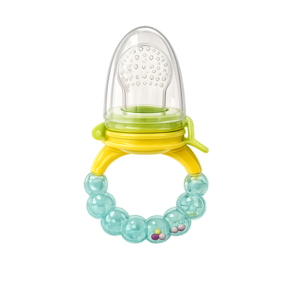Alimentador de frutas para bebé com bico de silicone perfurado transparente, tampa protetora, anel de fecho amarelo e pega texturada verde-água com pequenas esferas coloridas no interior, isolado sobre fundo branco.