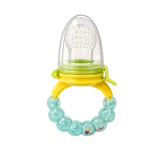 Alimentador de frutas para bebé com bico de silicone perfurado transparente, tampa protetora, anel de fecho amarelo e pega texturada verde-água com pequenas esferas coloridas no interior, isolado sobre fundo branco.