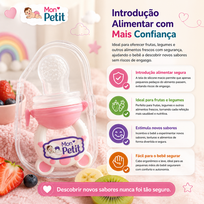 Alimentador de fruta para bebé em silicone com pequenos furos anti-engasgo, exposto ao lado de morangos, kiwi e mirtilos frescos para ilustrar a introdução alimentar segura.
