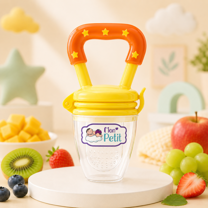 Alimentador de frutas para bebé em destaque num cenário lúdico com maçãs, kiwis e frutos silvestres.