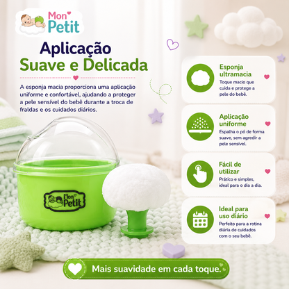 Painel promocional focado na aplicação suave e uniforme do pó de talco na pele sensível do bebé durante a troca de fraldas, evidenciando o frasco e a borla protetora.