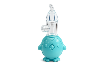 Aspirador nasal manual para bebé com base anatómica azul em forma de pinguim e bocal superior transparente, isolado sobre um fundo branco.