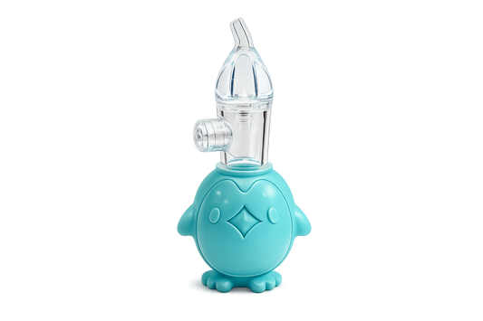 Aspirador nasal manual para bebé com base anatómica azul em forma de pinguim e bocal superior transparente, isolado sobre um fundo branco.