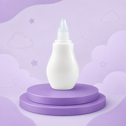 Aspirador nasal infantil Mon Petit colocado na vertical sobre um pódio circular roxo, num cenário decorativo em tons de lilás pastel com ilustrações de nuvens e estrelas.