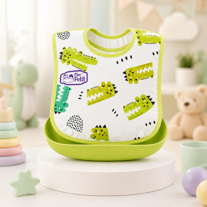 Babador de bebé com design de crocodilo sobre um suporte, integrado num ambiente decorado para criança.