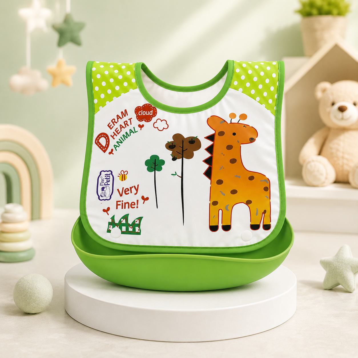 Babador de bebé com estampa de girafa sobre suporte num ambiente decorado para criança.
