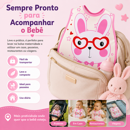 Babador de bebé dobrado dentro de uma mala de maternidade, ideal para passeios e viagens.