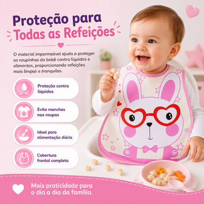 Bebé a usar um babador impermeável durante a refeição, protegendo a roupa de manchas e sujidade.
