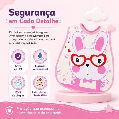 Detalhes de segurança de babador para bebé, realçando o material impermeável e fácil limpeza.