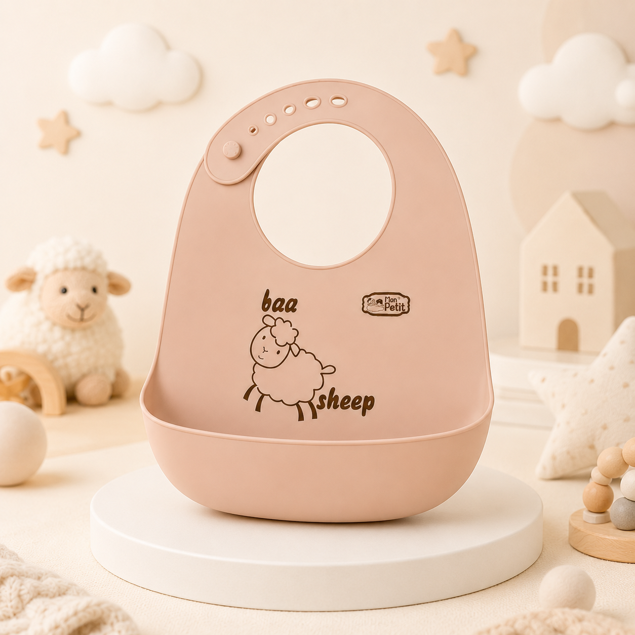 Babador de silicone com estampa de ovelha, apresentado num cenário de decoração infantil clean.