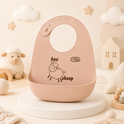 Babador de silicone com estampa de ovelha, apresentado num cenário de decoração infantil clean.