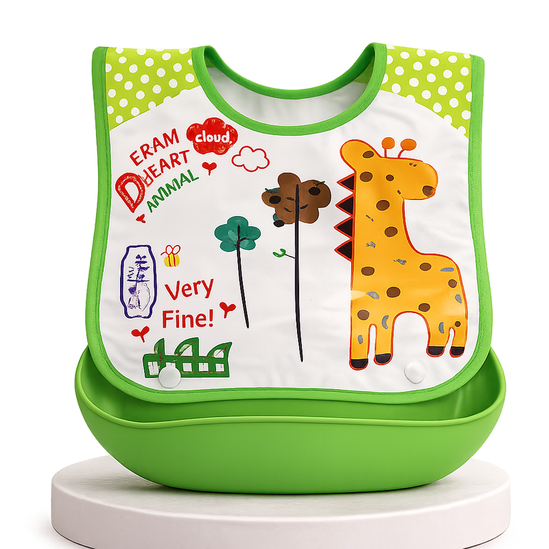 Babador impermeável para bebé com estampa de girafa e bolso coletor verde.