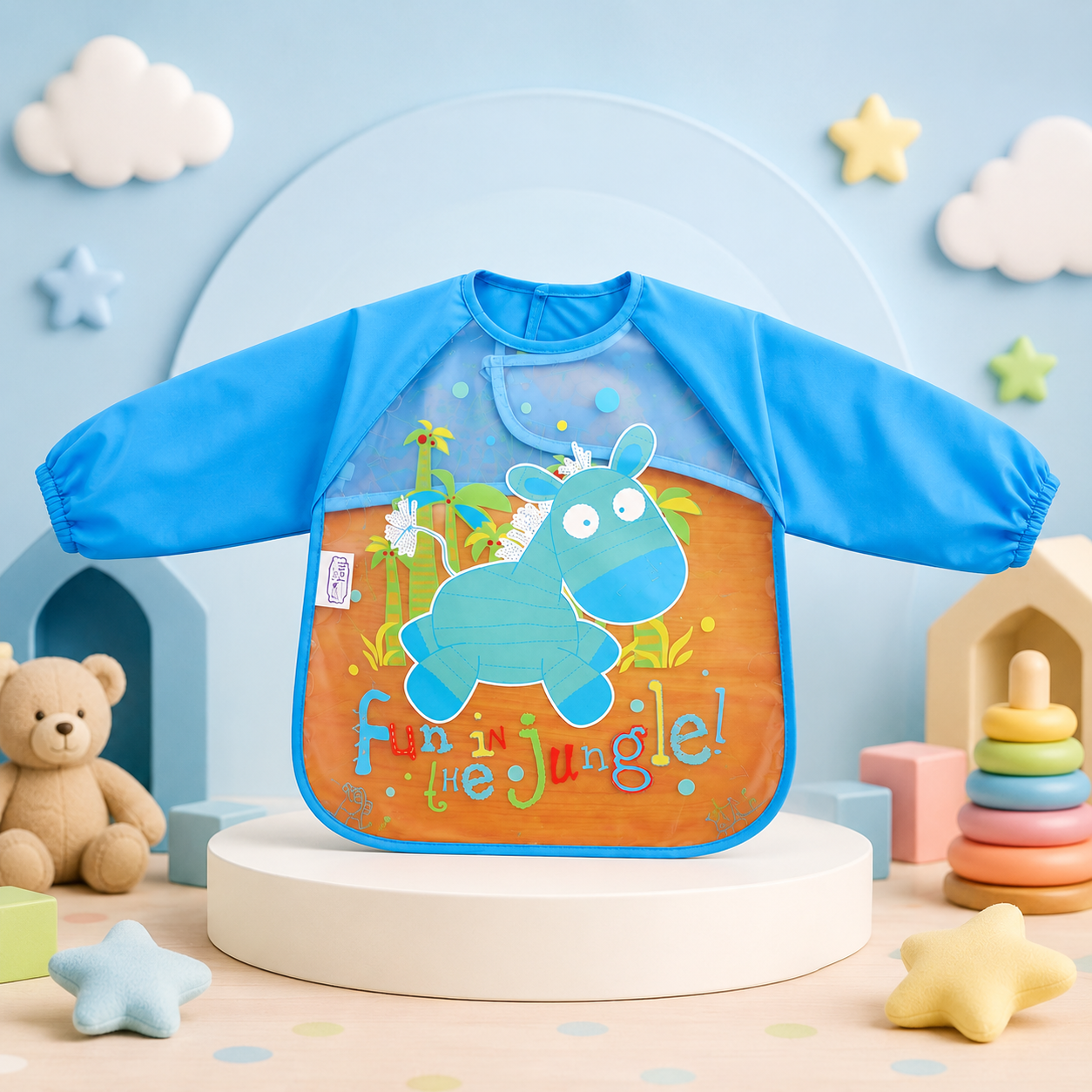 Babador de bebé com estampa da selva apresentado num cenário lúdico com brinquedos decorativos.