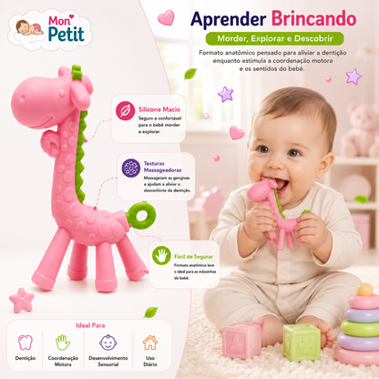 Bebé sentado no quarto a morder a girafa de silicone rosa da Mon Petit para aliviar a dentição, estimulando a coordenação motora e o desenvolvimento sensorial.