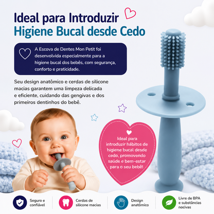 Bebé sorridente a morder uma escova de dentes de aprendizagem em silicone, demonstrando a introdução precoce da higiene oral e o alívio do nascimento dos primeiros dentes.