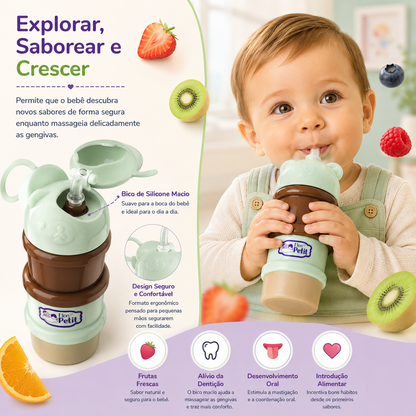 Bebé a beber por um copo de transição de silicone com design de urso.