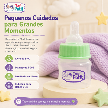 nfografia do mini biberão de 50ml Mon Petit ideal para recém-nascidos 0M+, com rosca verde, bico de silicone e indicação de composição livre de BPA.