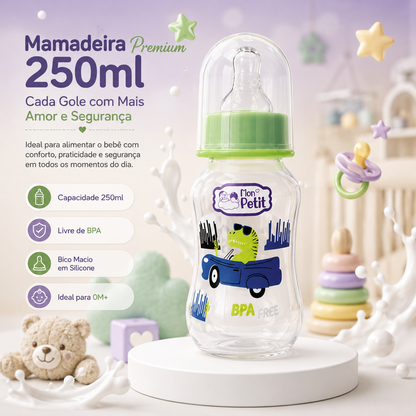 Infografia do biberão premium de 250ml Mon Petit com desenho de dinossauro num carro, indicando capacidade e composição livre de BPA.
