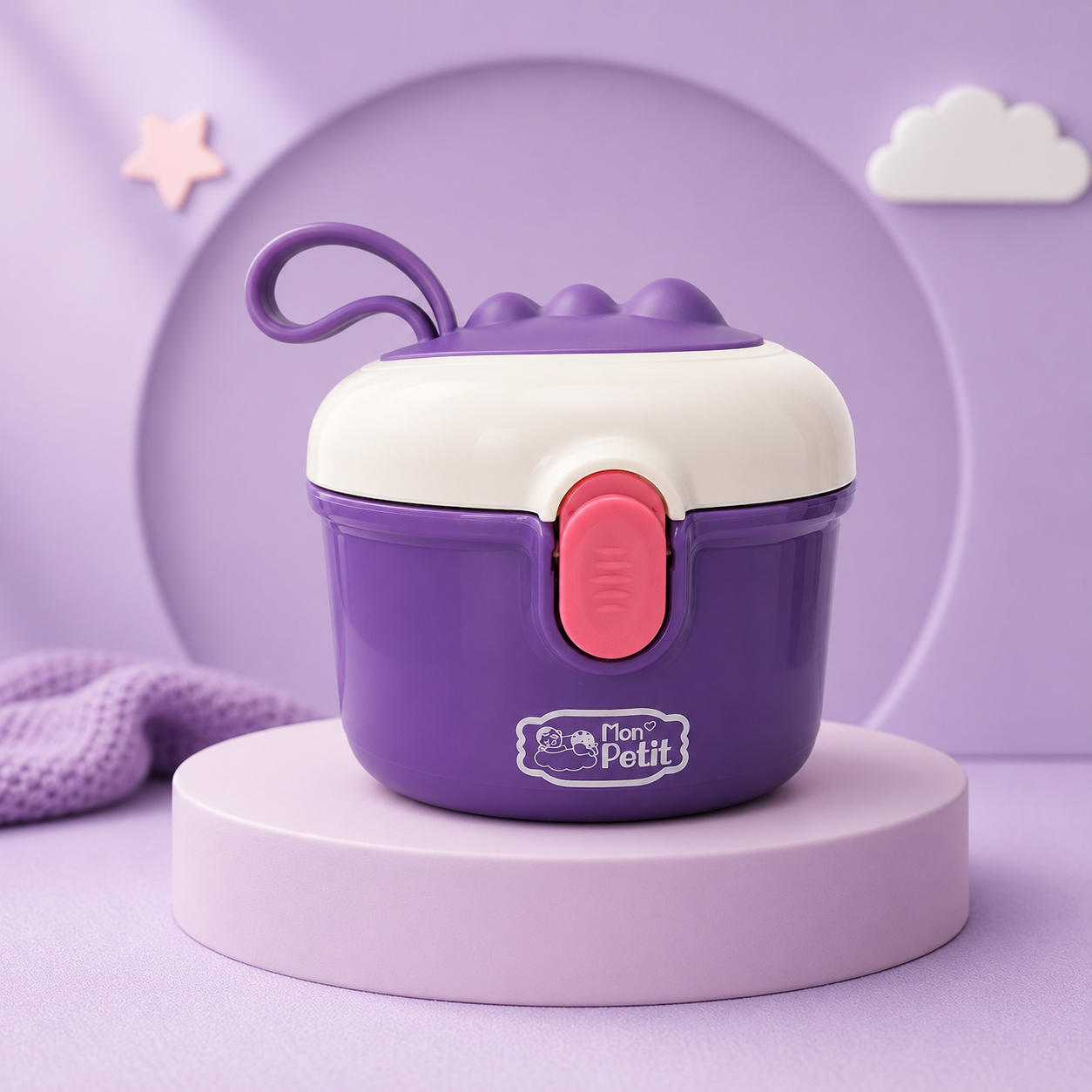 Caixa para leite em pó Mon Petit em roxo posicionada num estúdio decorado com nuvens e estrelas ao fundo.
