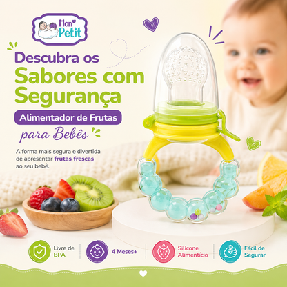 Infográfico publicitário do Alimentador de Frutas Mon Petit pousado sobre um suporte circular branco, ao lado de uma taça de madeira com morangos, mirtilos e kiwi, destacando o uso a partir dos 4 meses.
