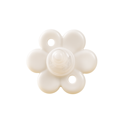 Chupeta de silicone branca em formato de flor com bico central e duas aberturas circulares de ventilação no escudo protetor, isolada sobre fundo branco.