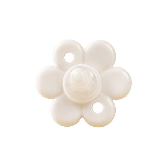 Chupeta de silicone branca em formato de flor com bico central e duas aberturas circulares de ventilação no escudo protetor, isolada sobre fundo branco.