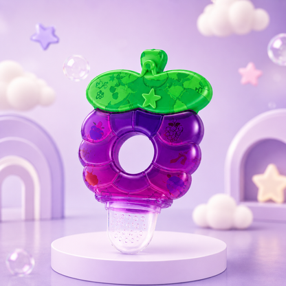 Chupeta alimentadora e mordedor em formato de uva roxa colocada sobre um palanque circular lilás, num cenário infantil decorado com nuvens e estrelas ao fundo.