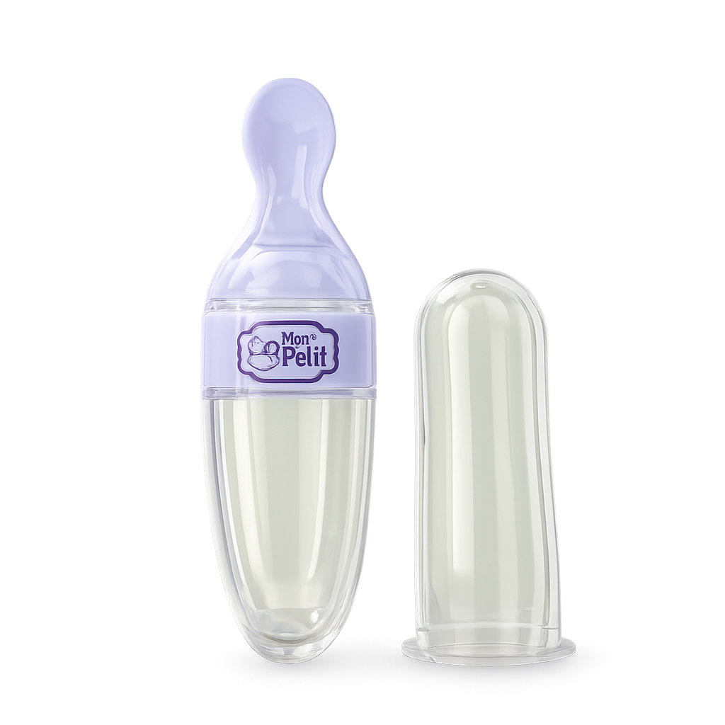 Biberão colher dosadora infantil transparente com bocal de silicone lilás da marca Mon Petit, acompanhado pela sua tampa protetora transparente, isolados sobre fundo branco.