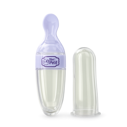 Biberão colher dosadora infantil transparente com bocal de silicone lilás da marca Mon Petit, acompanhado pela sua tampa protetora transparente, isolados sobre fundo branco.