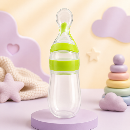 Colher doseadora infantil Mon Petit colocada na vertical sobre um suporte circular lilás num cenário decorativo composto por brinquedos de encaixe e nuvens pastel.