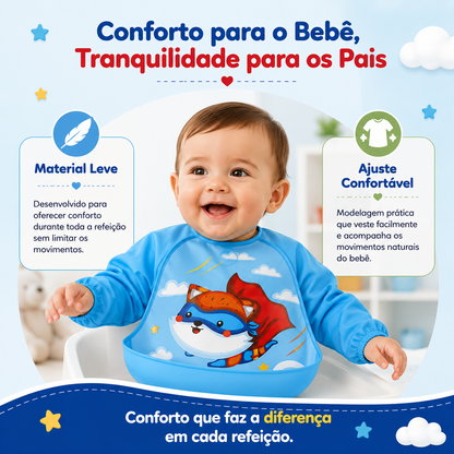 Bebé sorridente a usar um babador azul ajustável, realçando o conforto e a liberdade de movimentos durante a refeição.