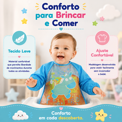 Bebé feliz a utilizar um babador de manga longa, realçando o tecido leve e o ajuste confortável para brincar e comer.
