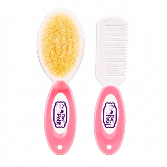 Kit de higiene capilar infantil com escova de cerdas amarelas macias e pente branco, ambos com cabos ergonómicos cor-de-rosa e logótipo Mon Petit, isolado em fundo transparente.