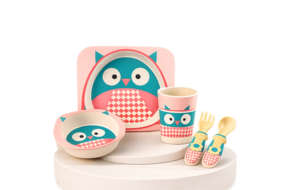 Conjunto de loiça infantil de 5 peças feito em fibra de bambu com ilustração de coruja rosa e azul, incluindo prato, tigela, copo, garfo e colher para bebé.