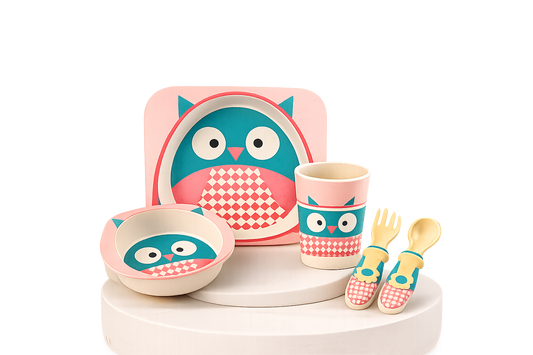 Conjunto de loiça infantil de 5 peças feito em fibra de bambu com ilustração de coruja rosa e azul, incluindo prato, tigela, copo, garfo e colher para bebé.