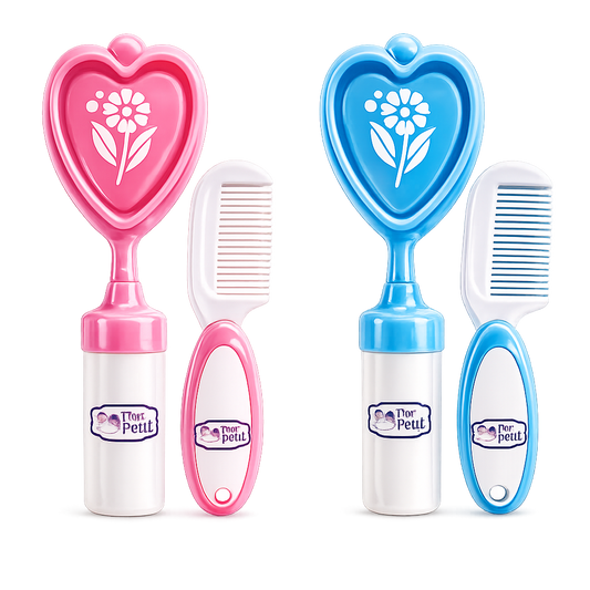 Dois conjuntos de higiene capilar infantil Mon Petit; um em tons de rosa e outro em tons de azul, compostos por pentes brancos e escovas em formato de coração com ilustração de flor, isolados sobre fundo branco.