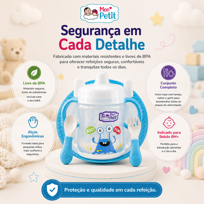 Apresentação do kit de refeição focado no design para pequenas mãos, evidenciando as alças laterais do copo que facilitam a preensão e promovem a coordenação motora.