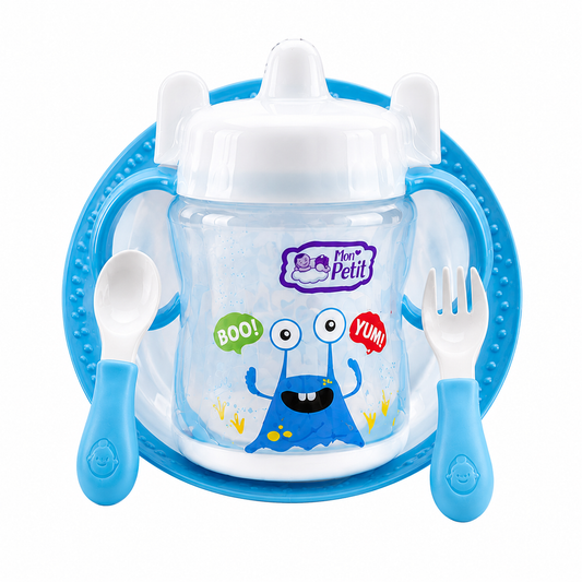 Conjunto de introdução alimentar infantil azul com um copo de aprendizagem ilustrado com um monstro cómico, acompanhado por um garfo e uma colher de cabo ergonómico e um prato redondo.