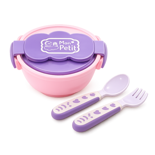 Conjunto de introdução alimentar infantil rosa e roxo com uma tigela com tampa hermética de fechos laterais, acompanhada por um garfo e uma colher infantis ergonómicos.