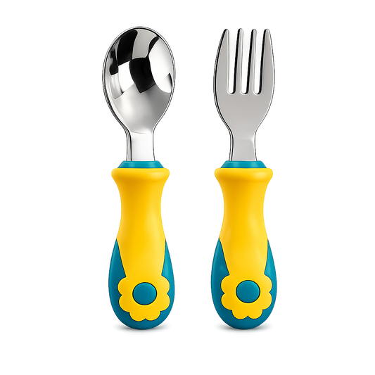 Conjunto de talheres infantis Mon Petit com garfo e colher em aço inoxidável brilhante e cabos ergonómicos amarelos e azuis com padrão de flor, isolado em fundo branco.