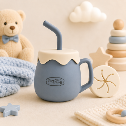 Copo multifunções 2 em 1 para lanches e líquidos em silicone azul, posicionado num ambiente infantil com brinquedos de madeira decorativos e manta suave.
