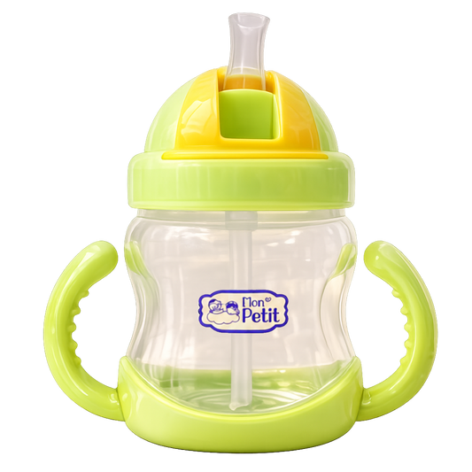 Copo de aprendizagem para bebé com palhinha, tampa verde-alface e amarela, alças laterais ergonómicas com relevo antiderrapante e logótipo Mon Petit ao centro.