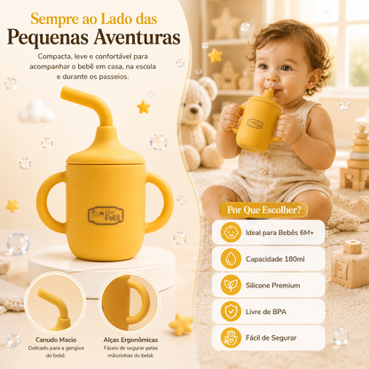 Composição com um bebé a utilizar o copo de transição em silicone e o produto em grande plano sobre um suporte, ideal para acompanhar a rotina diária e pequenos passeios.