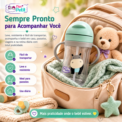 Copo com palhinha para bebé guardado dentro de uma mochila de maternidade aberta, ao lado de um urso de peluche e de uma chupeta.